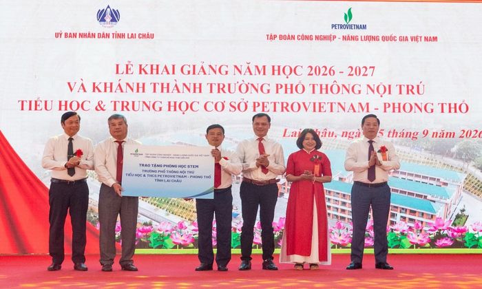 Phó Tổng Giám đốc Petrovietnam Đỗ Chí Thanh trao biển tài trợ phòng học STEM cho Trường Phổ thông nội trú Tiểu học và THCS PETROVIETNAM - Phong Thổ. Ảnh: Petrovietnam