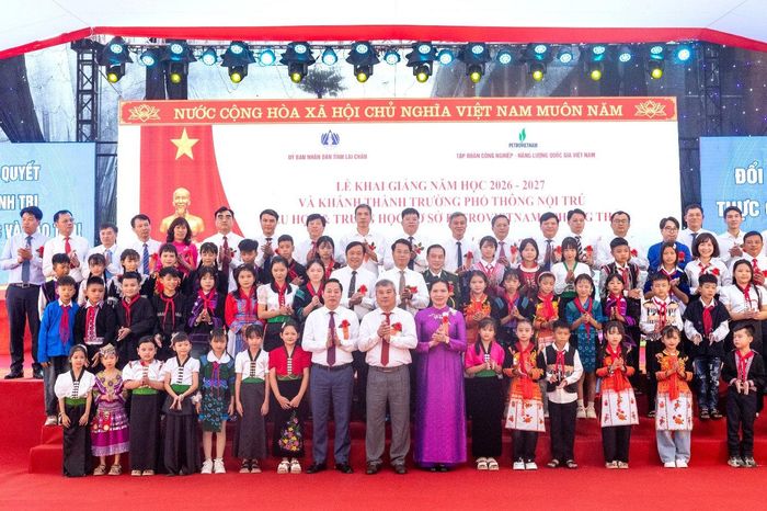 Chụp ảnh lưu niệm với thầy, cô và các em học sinh của trường. Ảnh: Nguồn Petrovietnam