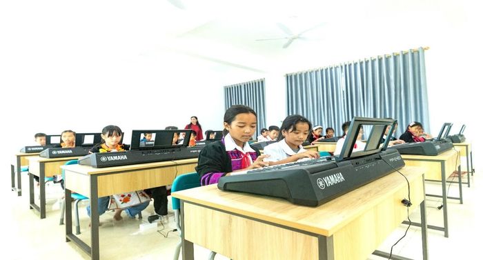 Các em học sinh trong giờ học Âm nhạc. Ảnh: Nguồn Petrovietnam