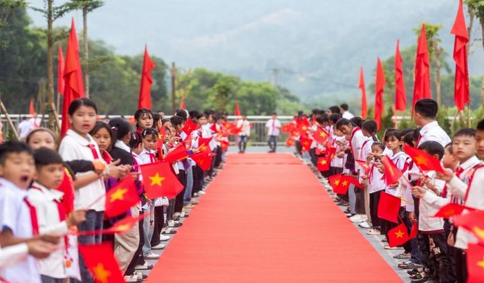 Học sinh Trường Phổ thông nội trú Tiểu học và THCS PETROVIETNAM - Phong Thổ náo nức tham gia lễ Khai giảng. Ảnh: PetroVietnam