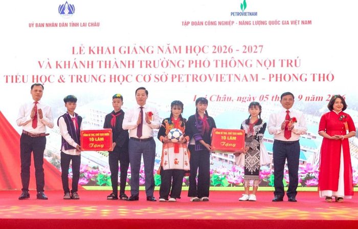 Học sinh nhà trường đón nhận 20 quả bóng thể thao do Tổng Bí thư, Chủ tịch nước Tô Lâm gửi tặng. Ảnh: Petrovietnam