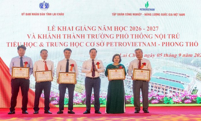 Chủ tịch UBND tỉnh Lai Châu Hà Quang Trung tặng Bằng khen cho đại diện lãnh đạo Petrovietnam, Ban Quản lý xây dựng tỉnh, Công ty Xây dựng số 6 (nhà thầu thi công), UBND xã Phong Thổ. Ảnh: Petrovietnam