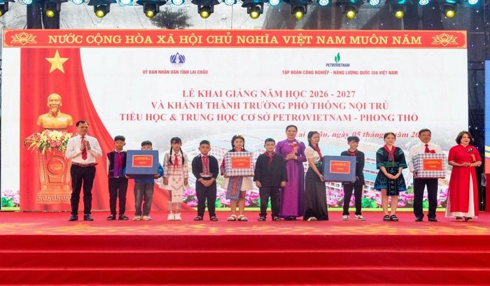 Ủy viên Ban chấp hành 'Trung ương Đảng, Phó Chủ tịch, Tổng Thư ký Ủy ban Trung ương Mặt trận Tổ quốc Việt Nam Hà Thị Nga tặng quà cho thầy và trò nhà trường. Ảnh: Petrovietnam