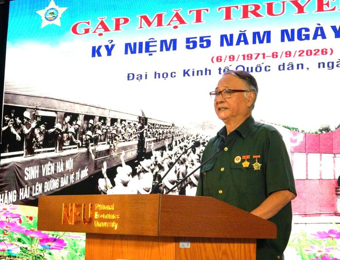 Nhà báo Phùng Huy Thịnh, Chủ tịch Hội Sinh viên-Chiến sĩ 6971, phát biểu tại buổi gặp mặt. Ảnh: Tùng Lâm