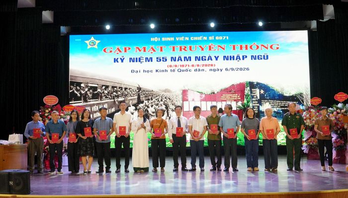 Ban tổ chức trao quà tới thân nhân các liệt sĩ tại buổi gặp mặt truyền thống. Ảnh: Tùng Lâm