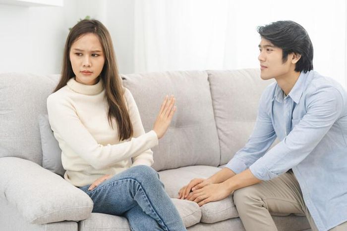 Chồng muốn tôi dùng tiền túi để góp tiền cho mẹ chồng sửa nhà. (Ảnh: iStock)
