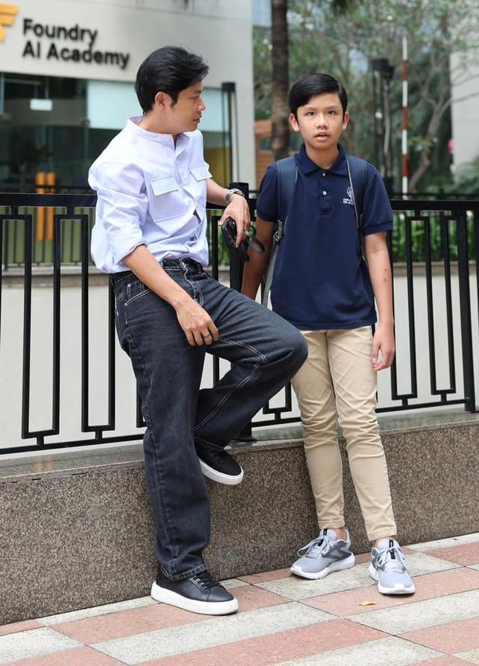 Ở tuổi 14, Pu bước vào giai đoạn có nhiều thay đổi về tâm lý. Nhạc sĩ Nguyễn Văn Chung từng thừa nhận có thời điểm anh quá bận rộn với công việc khiến con trai cảm thấy thiếu sự quan tâm từ cha. Nhận ra điều đó, nam nhạc sĩ chủ động điều chỉnh lịch làm việc để dành nhiều thời gian hơn cho con. Anh đưa con đi chơi, trò chuyện và cố gắng trở thành một người bạn để con có thể chia sẻ những suy nghĩ riêng. Nhạc sĩ Nguyễn Văn Chung cũng cho rằng đây là giai đoạn nhạy cảm, khi trẻ bắt đầu có những mối quan tâm riêng và cần được tôn trọng. Thay vì áp đặt, anh lựa chọn cách quan sát, đồng hành và đưa ra lời khuyên khi cần thiết. Nhờ vậy, tình cảm cha con của họ ngày càng gần gũi hơn.