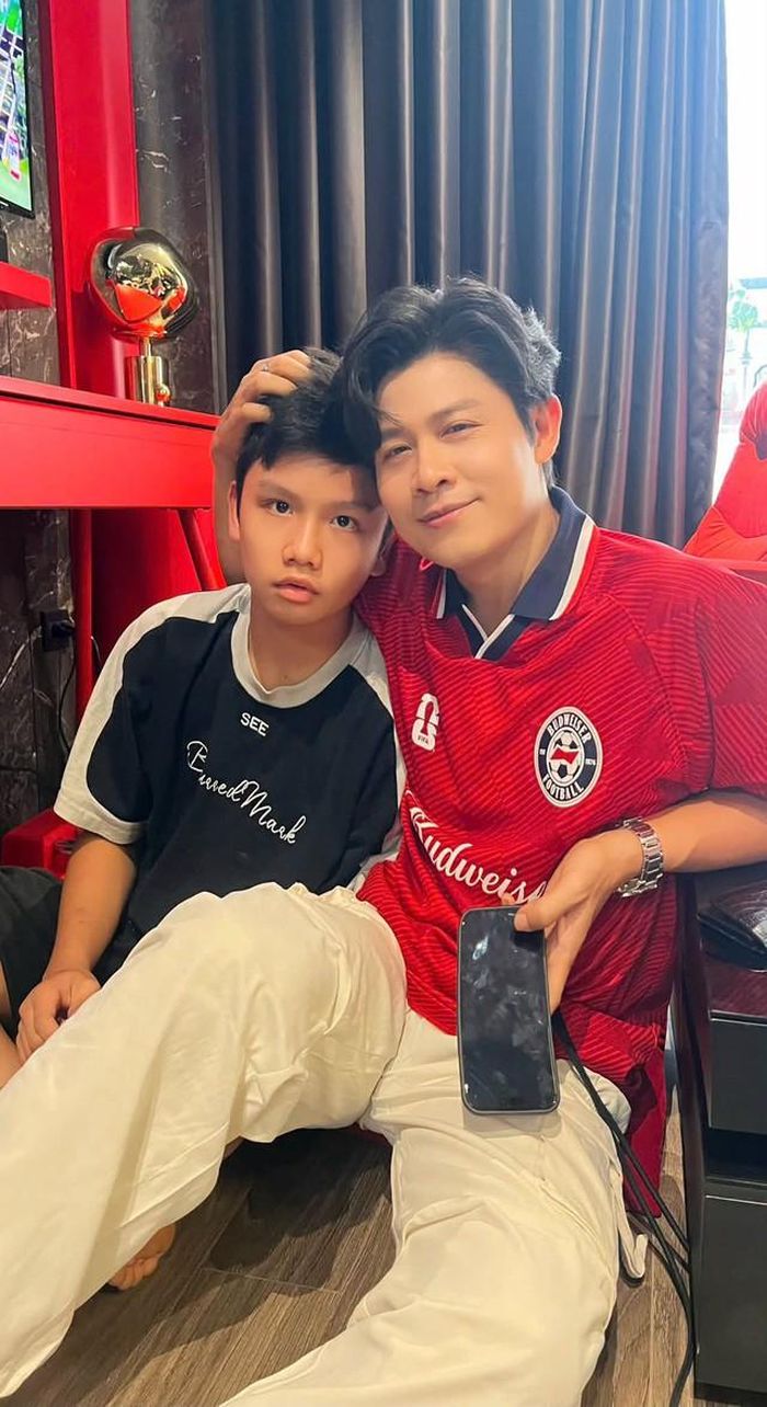 Nhạc sĩ Nguyễn Văn Chung được biết đến với nhiều ca khúc viết về tình yêu, gia đình và trẻ em. Ít ai biết rằng phía sau những sáng tác giàu cảm xúc ấy là câu chuyện đời thực của một người cha dành nhiều tâm huyết cho con trai.
