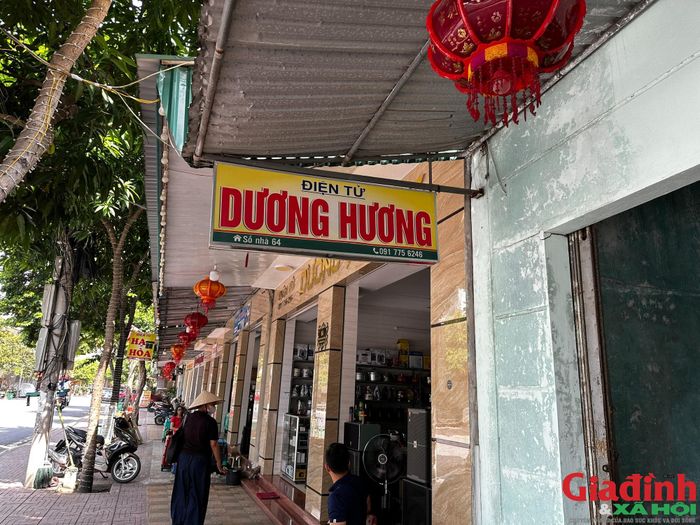 Các mặt hàng điện tử, đồ gia dụng đã qua sử dụng được bày bán tại khu phố từng nổi tiếng với “hàng nội địa” ở Cửa Lò. Ảnh: Song Hoàng
