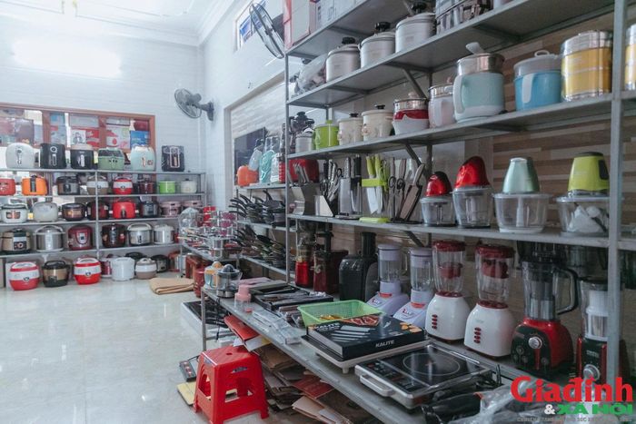 Nghề buôn bán đồ điện tử ở Cửa Lò đang thay đổi để thích nghi với thị trường, từ nguồn hàng đến cách phục vụ khách. Ảnh: Song Hoàng