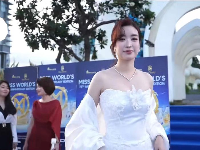 Lần đầu tiên đi thảm đỏ một sự kiện giải trí kể từ khi sinh con thứ hai hồi tháng 4, hoa hậu chọn chiếc váy cúp ngực tôn vẻ gợi cảm, sang trọng của nhà thiết kế Lê Thanh Hòa.