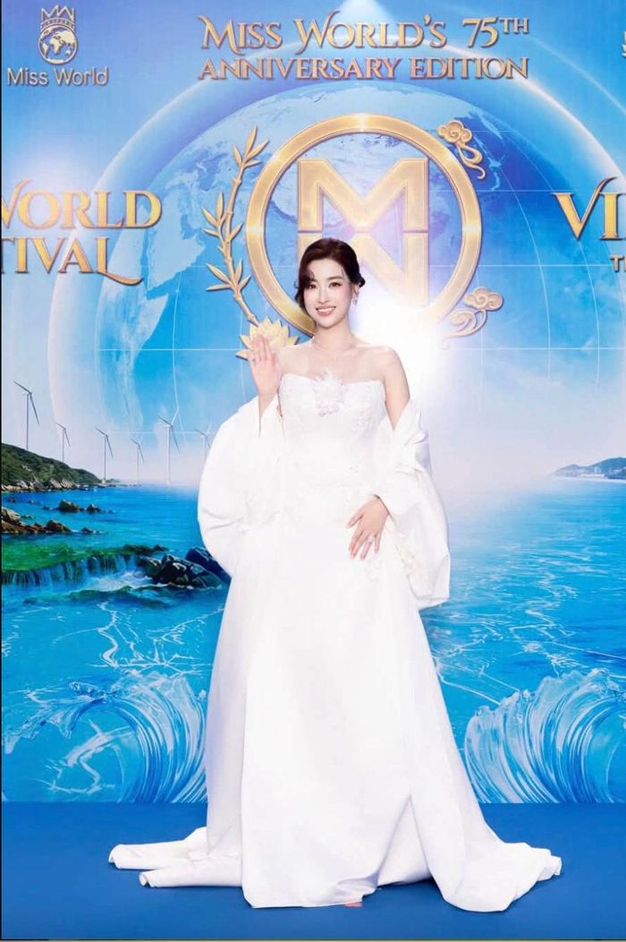 Sau nhiều năm đăng quang, nàng hậu sinh năm 1996 vẫn giữ được diện mạo cuốn hút, song phong cách hiện tại có phần trưởng thành và sang trọng.