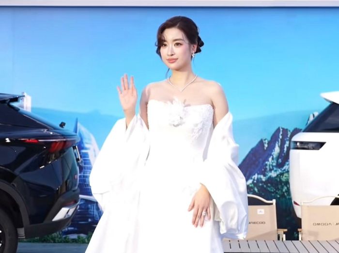 Chiếc áo choàng hững hờ cùng chất liệu làm trang phục thêm thướt tha, nổi bật đồng thời giúp người đẹp che khuyết điểm bắp tay chưa thực sự mảnh mai như thời còn son.