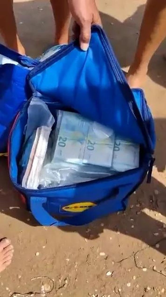 Hàng trăm ngàn Euro trôi dạt vào một bãi biển ở Sicily. Ảnh: CEN