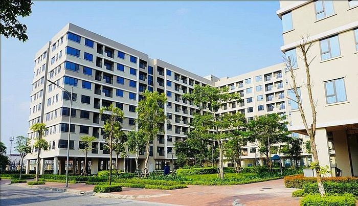 Thành phố đặt ra nguyên tắc nhất quán: chỉ di dời, giải phóng mặt bằng khi đã bố trí nơi ở mới cho người dân. Việc bố trí tái định cư được định hướng đa dạng hóa địa điểm và loại hình (đất ở thấp tầng, căn hộ chung cư, nhà ở xã hội), ưu tiên tối đa duy trì địa bàn sinh sống, sinh kế và sự gắn kết cộng đồng.