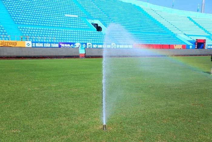 Hệ thống bảng quảng cáo được lắp đặt dọc khu vực tường bao quanh sân. Những hạng mục này góp phần tạo diện mạo chuyên nghiệp, hiện đại hơn cho sân nhà của Thép Xanh Nam Định.