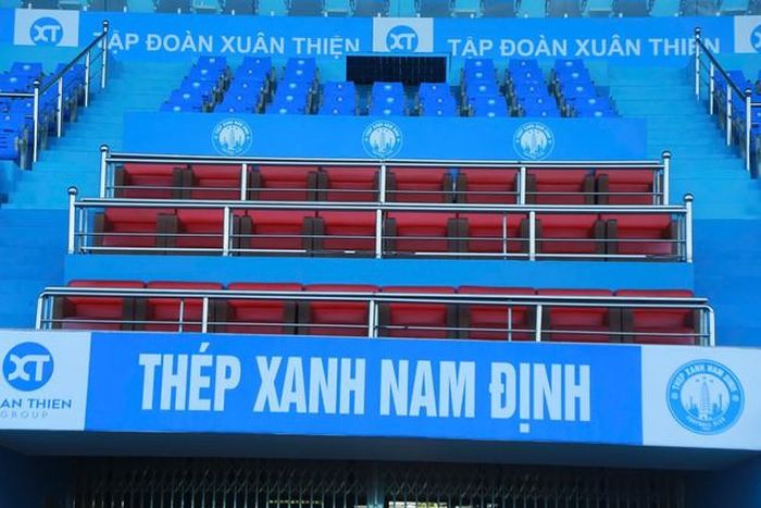 Khán đài VIP là một trong những hạng mục mới được đưa vào sử dụng trước mùa giải 2026/27, phục vụ các khách mời và những người đặc biệt đến theo dõi các trận đấu tại Thiên Trường.