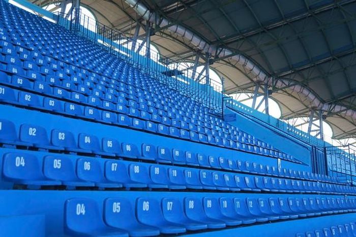 Các khán đài sân Thiên Trường được phủ sơn xanh thay cho những gam màu vàng, trắng từng xuất hiện trước đây. Diện mạo mới tạo sự đồng nhất với hình ảnh của đội bóng thành Nam.