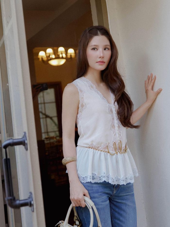 Nhiều khán giả dành lời khen cho nhan sắc ngày càng mặn mà của nữ diễn viên, đồng thời nhận xét cô phù hợp với những thiết kế mang vẻ đẹp nhẹ nhàng, thanh lịch.