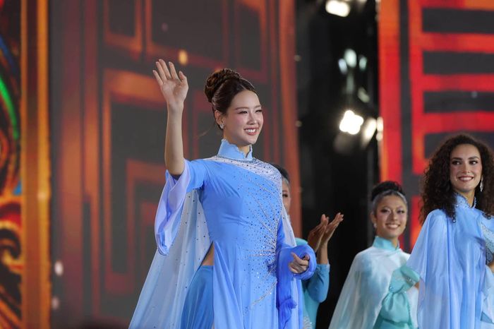 "Có lẽ sẽ rất lâu nữa Ngọc mới quên được khoảnh khắc khoác lên mình tà áo dài Việt Nam, đứng trên sân khấu Miss World và nghe hai tiếng “Việt Nam” được gọi tên vào TOP 20", Bảo Ngọc viết trên trang cá nhân.