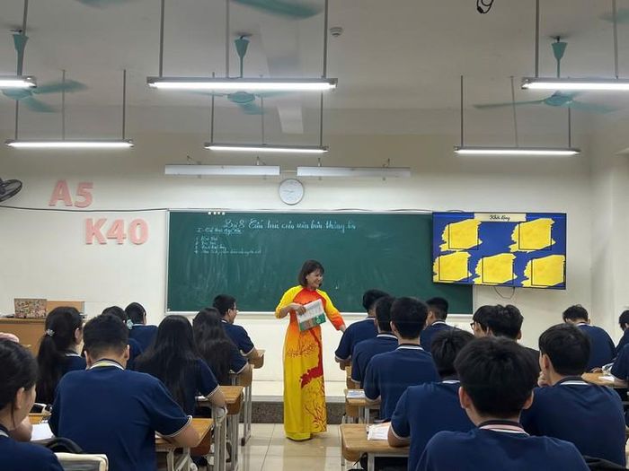 Ước tính của Bộ GD&ĐT, sau sắp xếp, tinh gọn mạng lưới cơ sở giáo dục phổ thông, khoảng 32.652 cán bộ quản lý dôi dư sẽ được bố trí chuyển sang làm giáo viên trực tiếp giảng dạy. Ảnh: HB