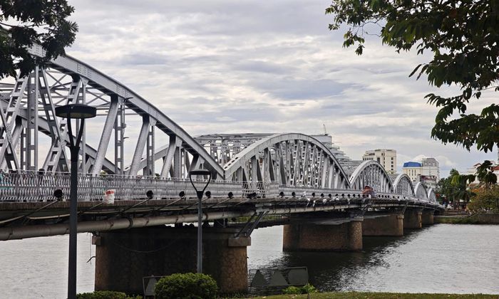 Trải qua nhiều lần tu sửa, gia cố để khắc phục ảnh hưởng của thời gian và thiên tai, cây cầu vẫn giữ được nét kiến trúc đặc trưng, trở thành điểm nhấn của đô thị bên dòng Hương Giang. Ảnh: H.D.