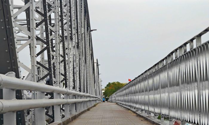 Màu nhũ bạc tươi mới phủ lên hệ thống dầm thép và lan can của cây cầu. Ảnh: H.D.