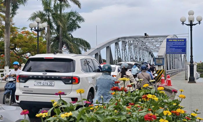 Theo kế hoạch, dự án tu sửa cầu Trường Tiền sẽ hoàn thành trước mùa mưa lũ năm nay. Ảnh: H.D.