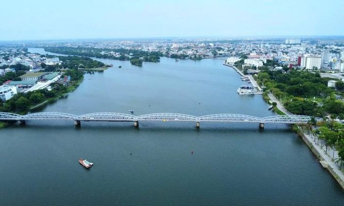 Toàn cảnh cầu Trường Tiền bắc qua sông Hương. Ảnh: Hoài Nhân.
