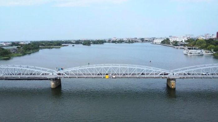 Cầu Tường Tiền khoác lên mình diện mạo mới. Ảnh: H.N.