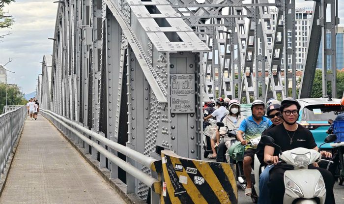 Phương tiện lưu thông bình thường qua cầu trong thời gian sửa chữa. Ảnh: H.D.