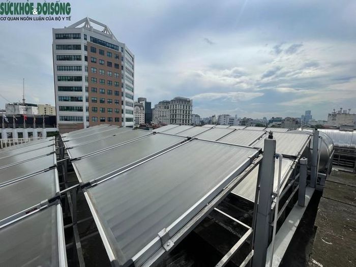 Ông Nguyễn Hùng Cường, Kỹ sư Phòng Quản trị Bệnh viện K dẫn chúng tôi đi khảo sát hệ thống kỹ thuật tại Bệnh viện K cơ sở Quán Sứ. Ảnh: Đức Sơn