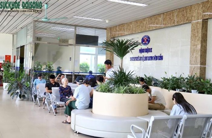Mỗi ngày, Bệnh viện K tiếp đón hơn 2.000 lượt người bệnh đến khám và tiếp nhận nhiều trường hợp điều trị nội trú. Ảnh: Bệnh viện K