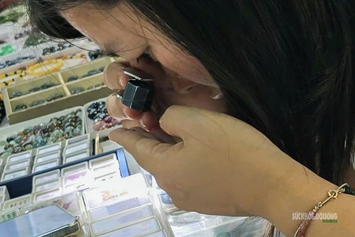 Đá được quan sát kỹ bằng dụng cụ phóng đại. Ảnh: T.Anh