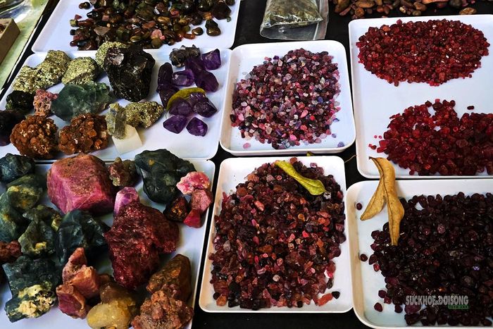 Đá thô nhiều màu sắc được bày thành từng khay. Ảnh: T.Anh