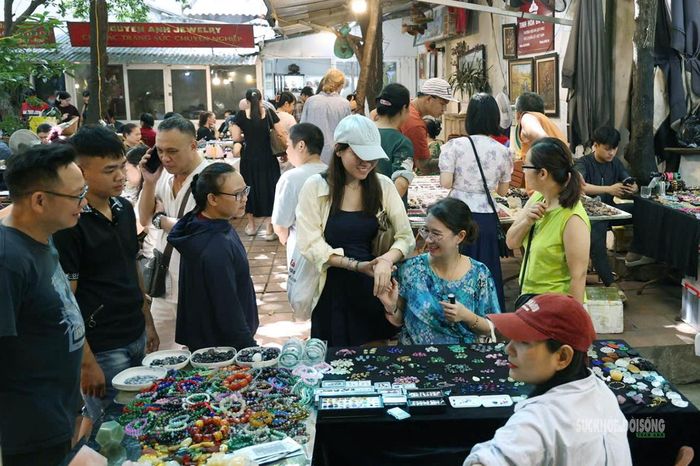 Phiên chợ nhộn nhịp người mua, trong đó có nhiều khách nước ngoài. Ảnh: T.Anh