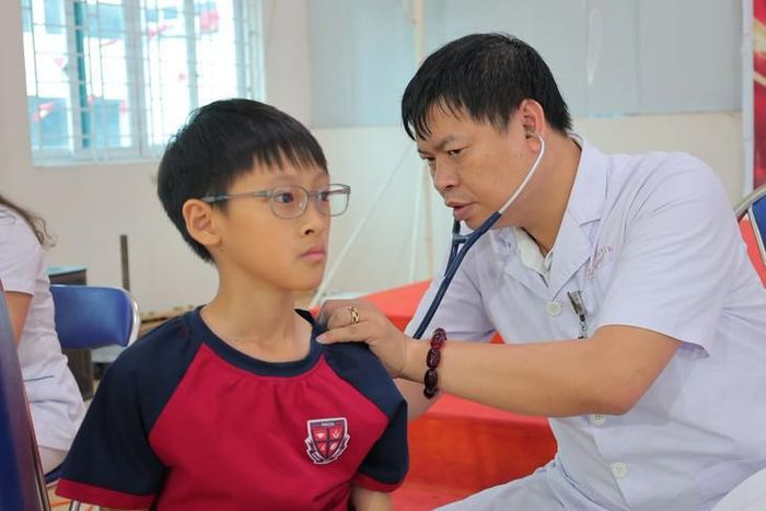 Nhân viên Y tế phường Nghĩa Đô (Hà Nội) khám sức khỏe cho học sinh trên địa bàn. Ảnh: T.Xuân