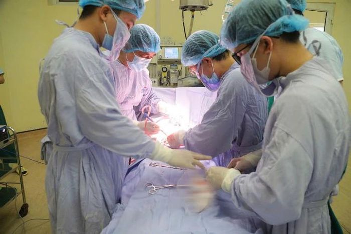 Các bác sĩ phẫu thuật điều trị ung thư cho người bệnh. Ảnh: Thái Hà
