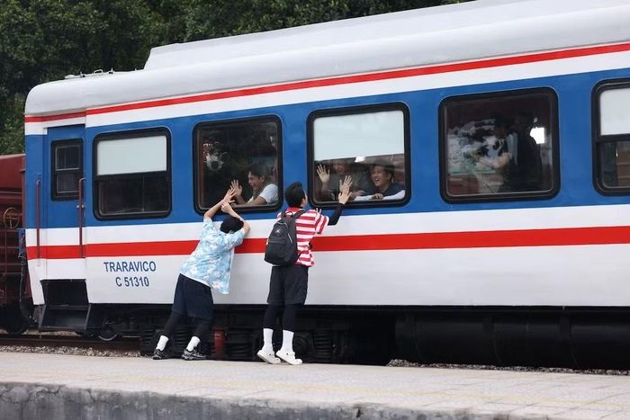 "Giây phút chia xa" đoàn tàu của Kiều Minh Tuấn và Cris Phan.