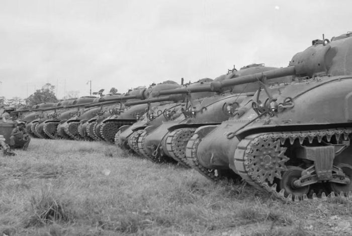 M4 Sherman được phát triển để thay thế M3 Lee. Trong khi M3 vẫn đang được đưa vào sản xuất, Lục quân Mỹ đã phát triển xe tăng thử nghiệm T6 với nhiều thành phần cơ khí kế thừa từ M3.