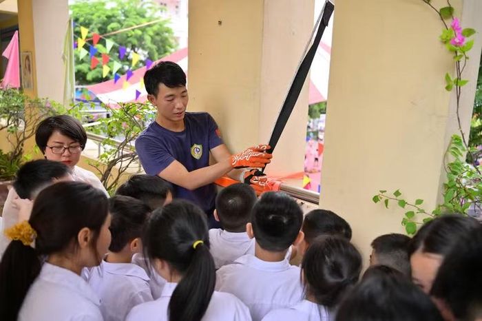 Hướng dẫn học sinh thoát nạn từ trên cao bằng thang dây