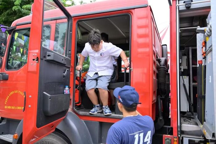 Cảnh sát PCCC và CNCH cho học sinh trải nghiệm phương tiện cứu hỏa