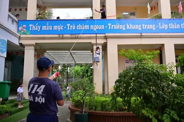 Hướng dẫn học sinh trải nghiệm thoát nạn từ trên cao xuống mặt đất