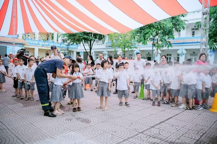 Hướng dẫn trải nghiệm cách phun nước cứu hỏa