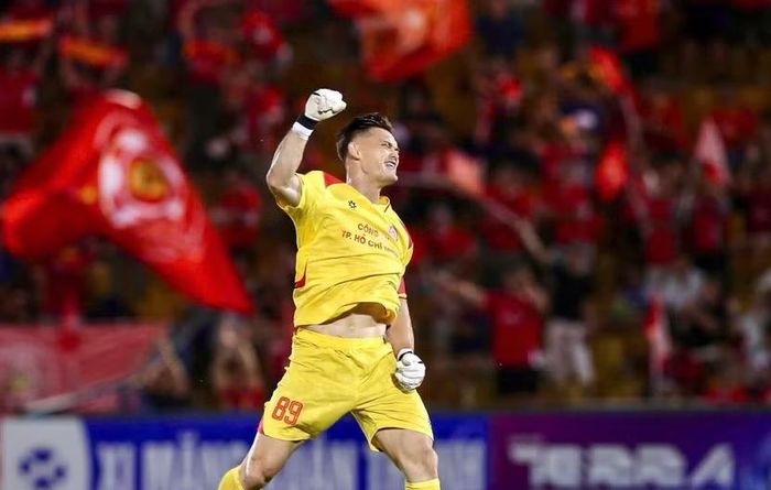 Thủ môn Lê Giang Patrick cùng Công an TP.HCM đánh bại Hà Nội FC 3-1