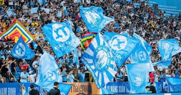 Bầu không khí sôi động trên sân Thiên Trường trận Nam Định thắng HAGL 4-0