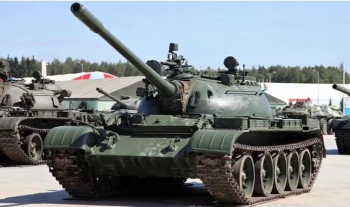 T-55 sử dụng pháo 100 mm nhỏ hơn nhưng có thiết kế đơn giản, tin cậy và phù hợp với việc sản xuất số lượng lớn.