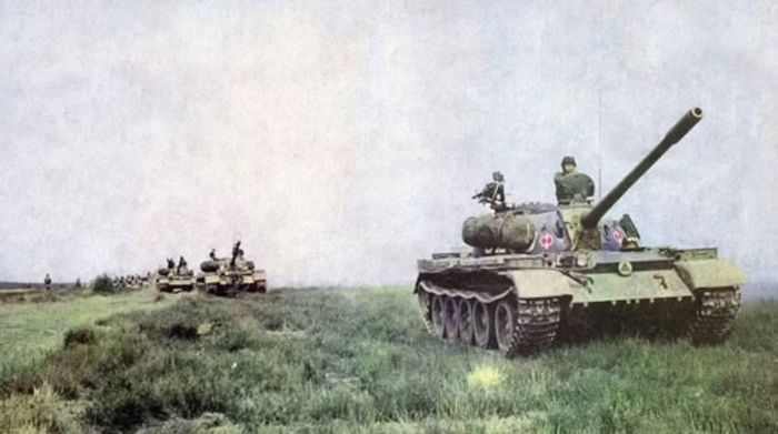 T-54/T-55 có hình dáng thấp, diện tích mục tiêu nhỏ và tháp pháo đúc tròn. Thiết kế thấp giúp giảm khả năng bị phát hiện, đồng thời giảm lượng vật liệu cần thiết để bảo vệ xe.
