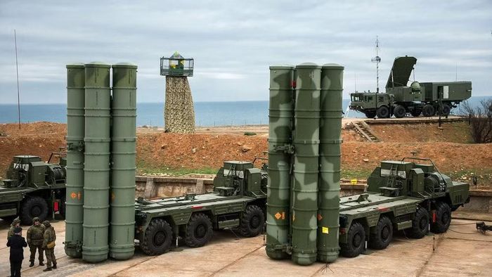 Bốn hệ thống S-400 trước đó, được Moskva cung cấp theo thỏa thuận năm 2018, đã được đưa vào hoạt động chiến đấu thành công, tạo nên hệ thống phòng thủ nhiều lớp cho biên giới trên không của đất nước ở hướng Tây và Bắc.