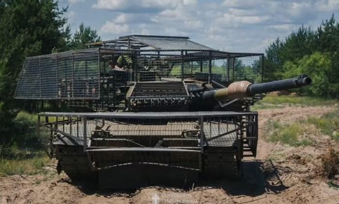 Phiên bản Ukraine sử dụng là M1A1, không phải cấu hình Abrams mới nhất, có hệ thống điện tử kém tinh vi hơn và không được trang bị lớp giáp mật của các phiên bản Quân đội Mỹ. Tuy vậy, Kubik cho rằng cấu hình hiện tại vẫn đáp ứng tốt yêu cầu chiến đấu.